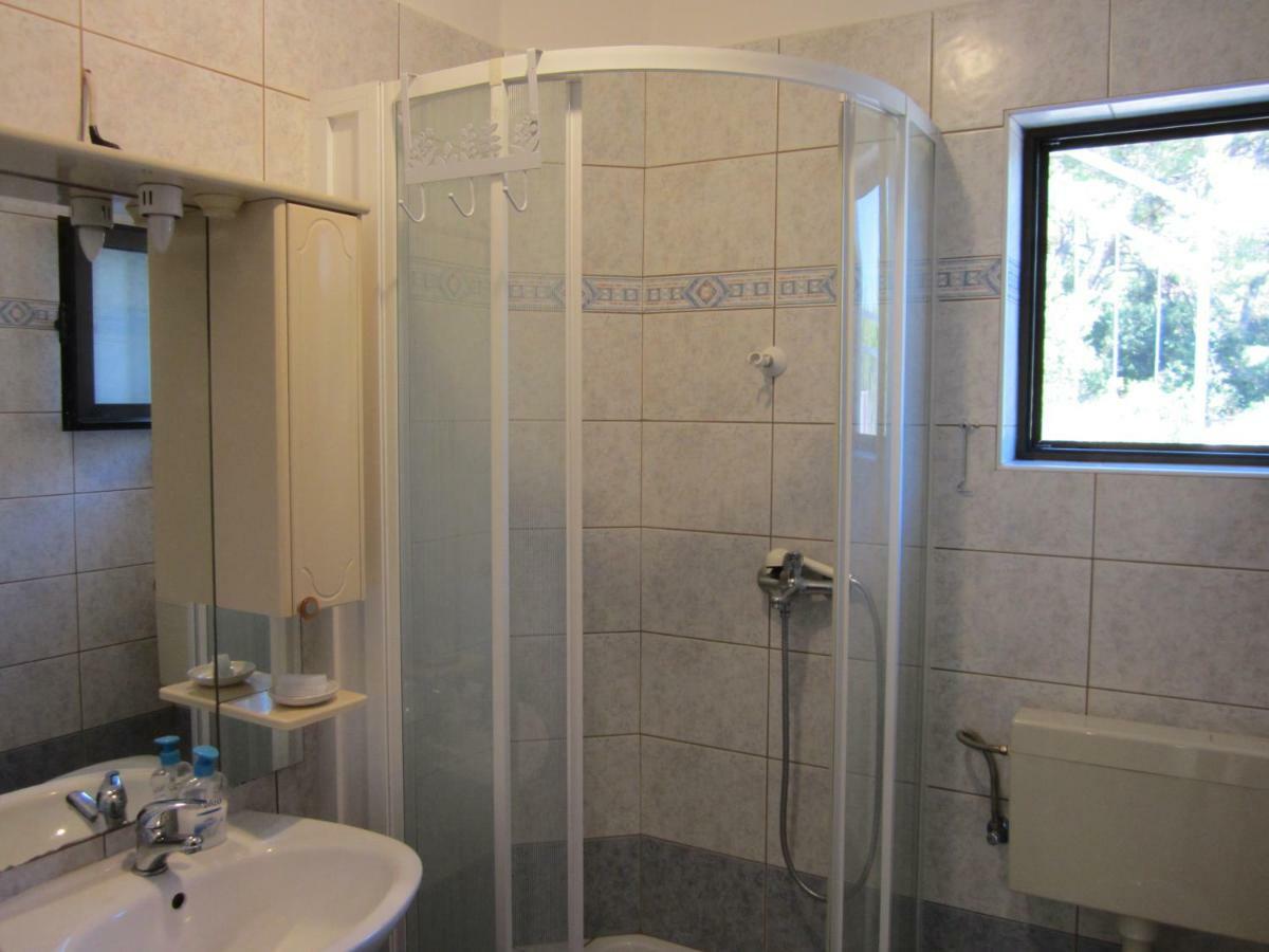 Apartmani Lina Veliki Drvenik Eksteriør billede